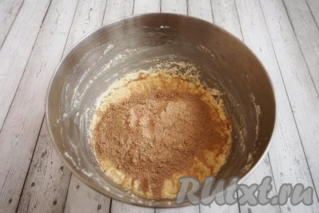 Начинаем частями вводить сухие ингредиенты, не прекращая взбивать.