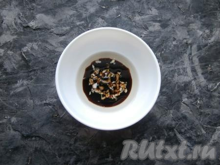Пока варится картошка, мы займёмся соусом. К растительному маслу добавить соевый соус и измельчённый чеснок.