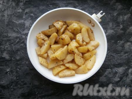 Переложить картофель в любую подходящую форму для запекания (или в сковороду, сняв ручку).