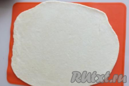 Каждую часть теста на припылённой мукой поверхности раскатайте в пласт толщиной, примерно, 0,3 см. 