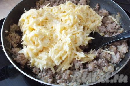 Добавьте сыр с яйцами к фаршу с луком, перемешайте.
