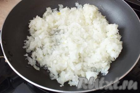 В сковороду с растительным маслом переложите измельчённый лук и обжаривайте на умеренном огне, помешивая, в течение 7-10 минут. 