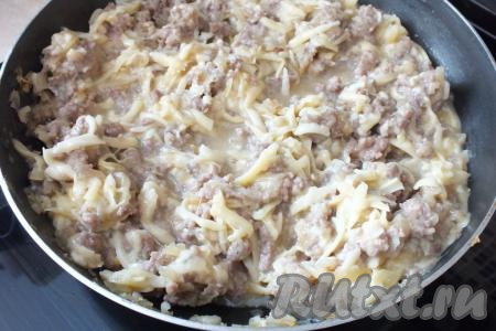 Начинка из мяса с сыром для пирога готова, отставьте её в сторону.