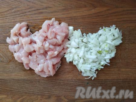 Вымытое и обсушенное куриное филе нарезаем на маленькие кусочки. Лук чистим и мелко нарезаем.