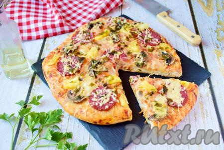 Пицца с ананасами и колбасой