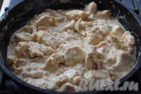 Сливки смешаются с мукой и дадут нашему блюду вкусную подливку. Выключаем огонь.