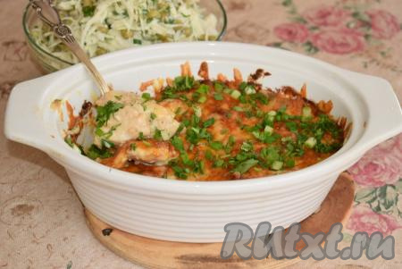 Посыпаем сырную корочку нарезанными укропом, петрушкой, зелёным луком и подаём к столу. Такое сочное, нежное куриное филе в сливках под сырной корочкой непременно понравится вашей семье, его можно подать с различными гарнирами на обед или ужин.