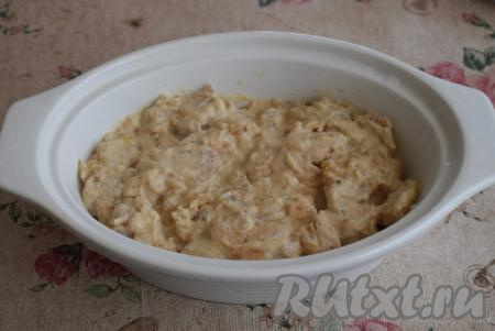 Берём форму для запекания (желательно керамическую или стеклянную, так как молочные продукты могут пригорать к металлической поверхности) и перекладываем в неё содержимое сковороды.