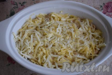 Сыр натираем на крупной тёрке и обильно посыпаем сыром куриное филе в сливках.