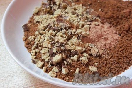 К измельчённому шоколадному печенью всыпать какао, можно, по желанию, добавить и мелко нарезанную халву, перемешать.
