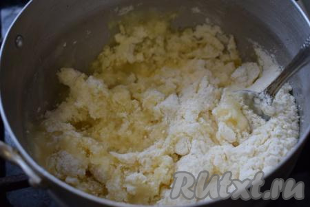 Аккуратно при помощи ложки начинаем замешивать тесто.