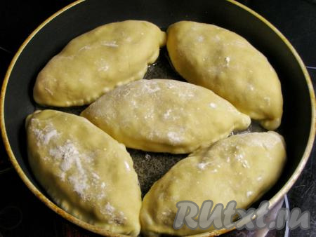 В сковородку наливаем масло (масло должно покрывать дно сковороды, примерно, на 1-1,5 см) и на большом огне сильно его разогреваем, чтобы пошёл лёгкий дымок. В горячее масло выкладываем пирожки швом вниз и обжариваем их на среднем огне, примерно, 3-4 минуты (до золотисто-коричневого цвета).