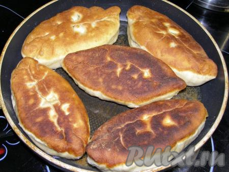 Аккуратно переворачиваем пирожки и также жарим 3-4 минуты с другой стороны.