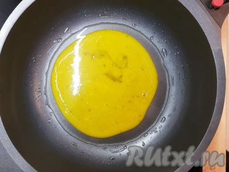 Разогреть сковороду с подсолнечным маслом и влить желтки, равномерно распределив их по дну по сковороде, огонь должен быть умеренным.