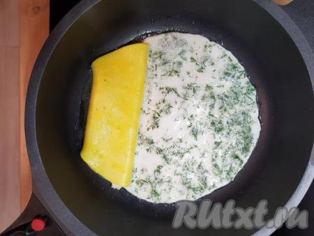 Затем накрыть сковороду крышкой и на среднем огне готовить белок до готовности (на поверхности белка не должно быть жидких участков).