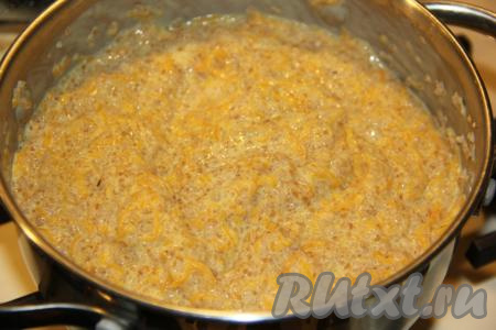 Затем снять кастрюлю с кашей с огня, добавить сливочное масло, перемешать, чтобы масло растаяло. Укутать кастрюлю в полотенце и оставить на минут 20. 