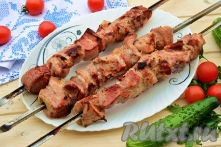 Шашлык из свинины на минералке с луком