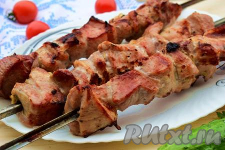 Готовый шашлык из свинины, замаринованный в луке и минералке, получается очень вкусным, нежным и сочным. Подавать его следует исключительно в горячем виде, можно прямо на шампурах.