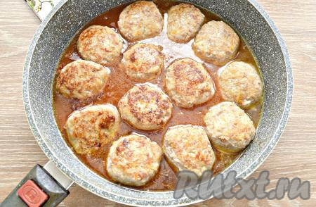 Томатный соус смешать с кипячёной водой, если нужно, подсолить по вкусу. Получившимся томатным соусом залить наши ленивые голубцы, сформированные в виде котлет. Воды может потребоваться больше или меньше, в зависимости от размера сковороды. Заливка из томатного соуса должна доходить до середины высоты котлет. Дать томатному соусу закипеть, а затем томить ленивые голубцы на сковороде под крышкой 30 минут на небольшом огне.