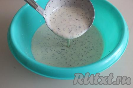 Тесто получается однородным, льющейся консистенции (как на фото).