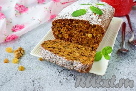 Морковный кекс с грецкими орехами и изюмом готов! Перед подачей его можно, по желанию, немного присыпать сахарной пудрой. Кекс получается вкусным, ароматным и в меру влажным. Угощайтесь!