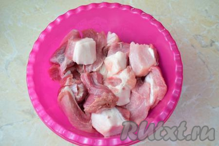 Для приготовления шашлыка выбирайте мясо с жирком, пусть даже с небольшим. Мясо совсем без жира будет пересыхать при приготовлении на углях. Отлично подойдёт свиная шея или грудинка. Выбранное мясо нарежьте на порционные кусочки размером, примерно, 3 см на 3 см и сложите в глубокую чашу.
