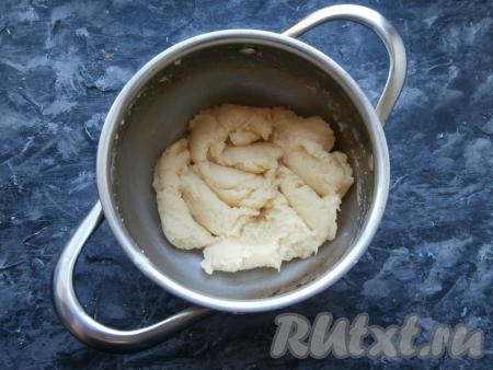 Довести содержимое кастрюли до кипения, масло должно полностью расплавиться, уменьшить огонь до среднего. Затем сразу всыпать всю муку и перемешать быстро лопаткой, чтобы получилась заварная масса. Подержать кастрюлю на небольшом огне пару минут, перемешивая тесто.