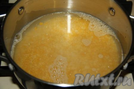 Влить 400 мл воды в кастрюлю с толстым дном, добавить кукурузную крупу, поставить на огонь. 