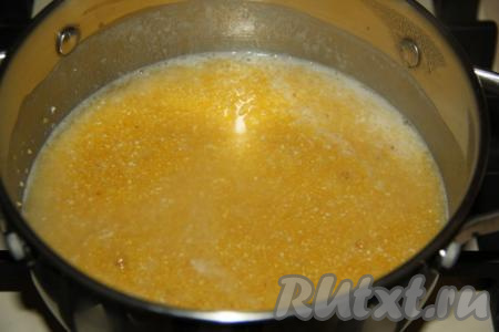 После закипания воды варить кукурузную крупу минут 15 на среднем огне. 