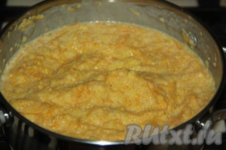 Перемешать и варить кукурузную кашу с тыквой на медленном огне минут 10, иногда перемешивая. Затем снять с огня и, накрыв тёплым полотенцем, дать настояться минимум минут 30.