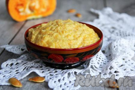 Очень вкусная, в меру густая, аппетитная каша из кукурузной крупы с тыквой готова. Перед подачей в каждую тарелку добавить по вкусу сливочное масло и перемешать.