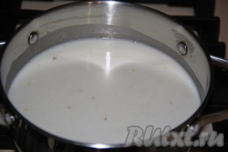 За это время кукурузная крупа разбухнет и вода практически вся впитается. Влить молоко, перемешать, дать закипеть на среднем огне, периодически помешивая, затем уменьшить огонь до минимума.