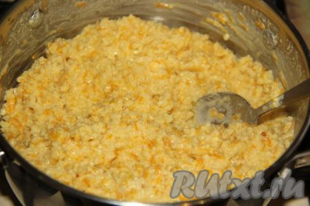 Готовую кашу снять с огня, добавить кусочек сливочного масла, перемешать и дать настояться под крышкой минут 20, укутав кастрюлю в тёплое полотенце (или одеяло).