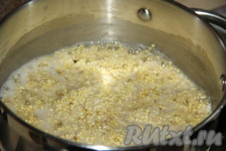 Варить пшено, иногда перемешивая, минут 10-15 (до полного испарения воды). 
