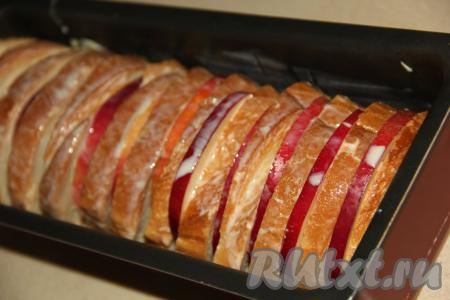 Равномерно залить батон с яблоками яично-молочной заливкой.