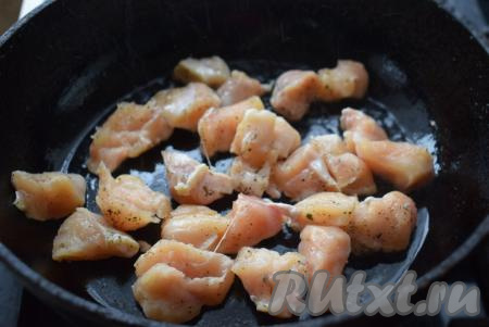 В сковороде разогреваем растительное масло и выкладываем куриное филе. Солим и перчим филе по вкусу, добавляем немного специй. Жарим куриное мясо, примерно, 5 минут, постоянно помешивая, на среднем огне.