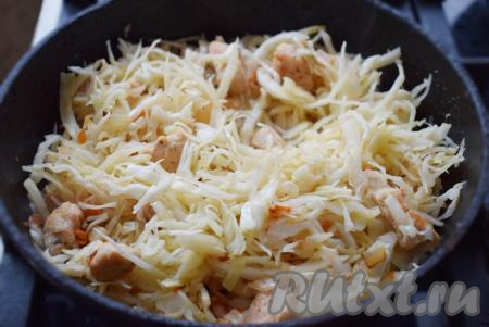 Когда капуста станет мягкой и прозрачной, снимаем крышку.