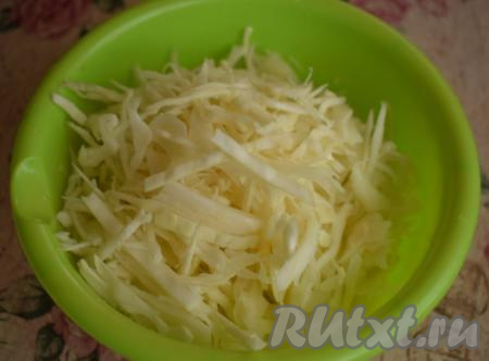 Капусту нарезаем тонкой соломкой.
