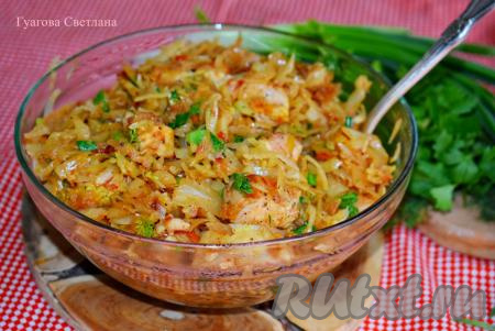 Капуста, тушёная с куриным филе на сковороде