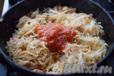 Добавляем в сковороду томатную пасту (или томат из помидоров) и перемешиваем. Тушим капусту с куриным филе ещё 5 минут.