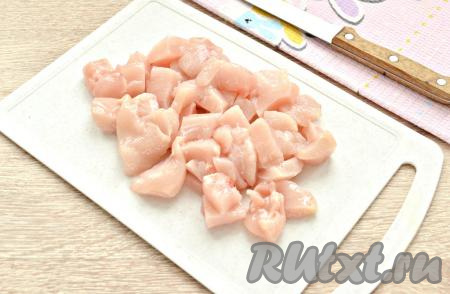 Куриное мясо промыть и отделить от костей, обсушить бумажным полотенцем. Я брала куриное филе. Нарезать куриное мясо на небольшие кусочки.