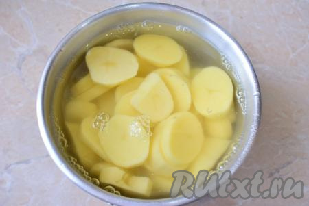 Прежде всего необходимо приготовить картофельное пюре. Для этого очистите картофель от кожуры, ополосните, нарежьте на кусочки, поместите в кастрюлю, полностью залейте картошины холодной водой и отправьте на огонь. Доведите до кипения, немного подсолите, а после этого варите на небольшом огне минут 20-25. По прошествии времени картошка должна стать мягкой (легко прокалываться вилкой).