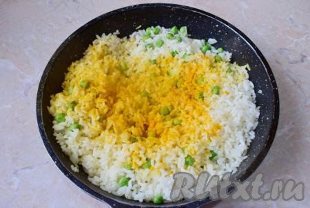Затем выложите отваренный рис, добавьте специи и куркуму, подсолите по вкусу и хорошо перемешайте, подержите на умеренном огне минуты 2-3, чтобы блюдо прогрелось.