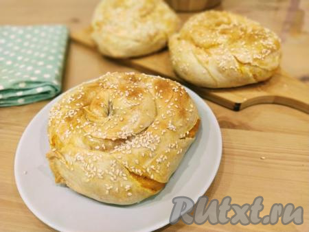 Отправляем противень в прогретую до 190 градусов духовку на 30-35 минут. Проверяем готовность вертут с тыквой по внешнему виду: должна образоваться хрустящая золотистого цвета корочка. А также деревянной палочкой можно проткнуть самую серединку вертуты (там, где нет начинки), палочка должна остаться сухой. Достаём противень из духовки и перекладываем выпечку на тарелку. Немного ждём, когда остынут, и подаём очень вкусные, ароматные вертуты с тыквой к чаю.