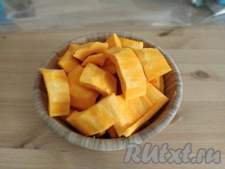 Для того чтобы приготовить начинку, тыкву очищаем от семечек и кожуры. Нарезаем на кусочки.