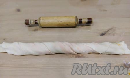 Затем получившийся рулет скручиваем, для этого осторожно один край рулета крутим в одну сторону, другой край - в противоположную. Должен получиться рулетик, как на фото.