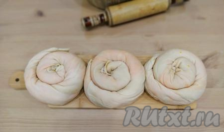 Скрученный рулет сворачиваем "улиткой". Аналогично формируем "улитки" с тыквой из двух оставшихся частей теста. У нас получатся 3 вертуты с тыквой.