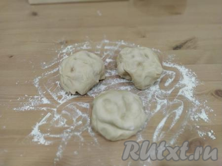 Далее достаём тесто и делим его на 3 части.