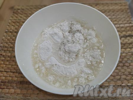 Сначала замешиваем пресное тесто, для этого в кружке смешиваем воду с солью и растительным маслом. Вода должна быть очень тёплой, но не горячей. Перемешиваем воду с солью и маслом, выливаем в миску с просеянной мукой.