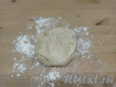 Слегка перемешиваем, затем перекладываем смесь на поверхность, присыпанную мукой, и продолжаем вымешивать уже руками. Если тесто сильно липнет к рукам, то добавляем муку небольшими порциями, продолжая вымешивать. Как только тесто перестает липнуть к рукам, станет однородным и эластичным, значит оно готово.